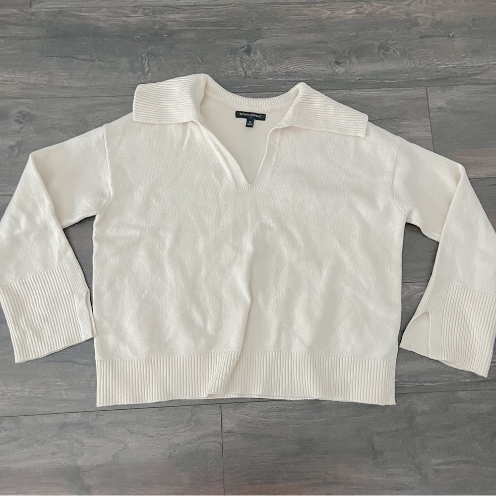 Banana Republic Cream V-Neck Knit Sweater